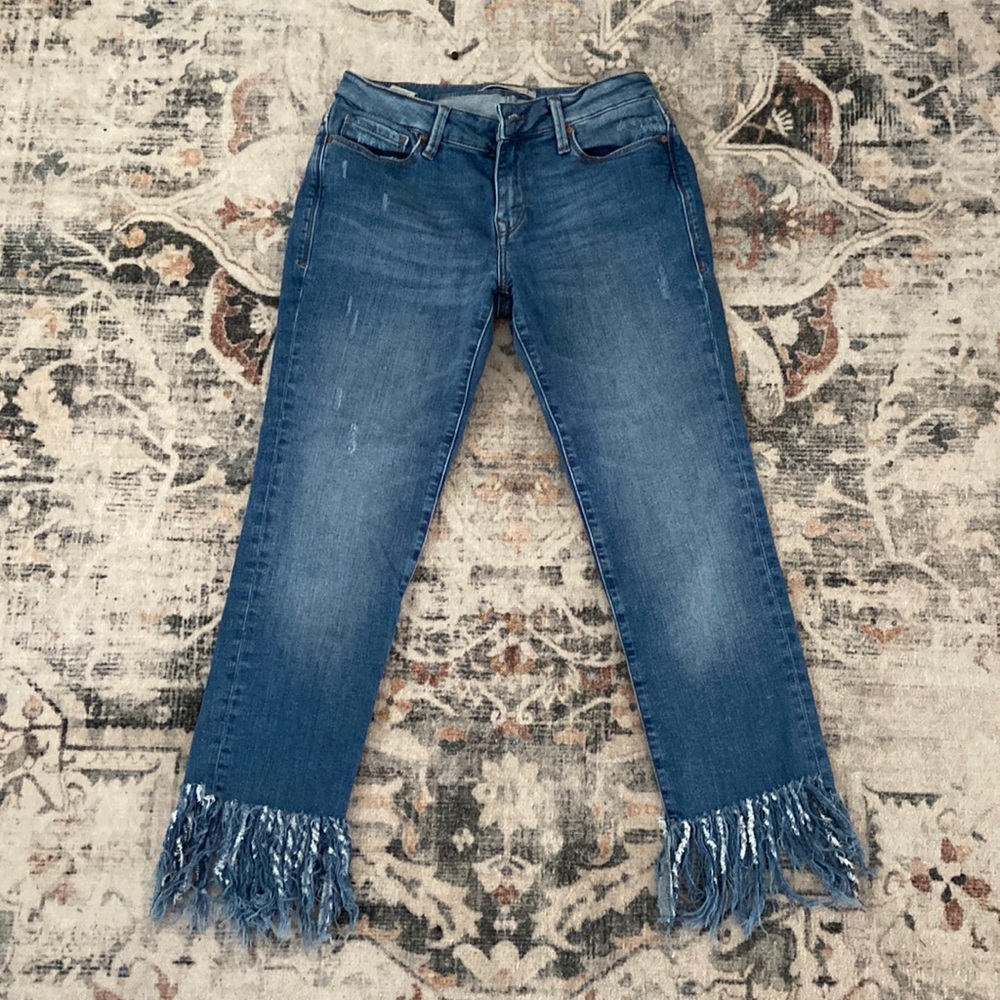 THE CUTEST cropped denim Jean. Fringe around shin ankle area